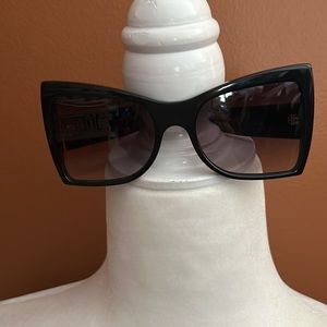 CAROLINA LEMKE BERLIN NEW NEVER WORN BLACK CAT EYE SUNGLASSES..AS SEEN ON KIM K